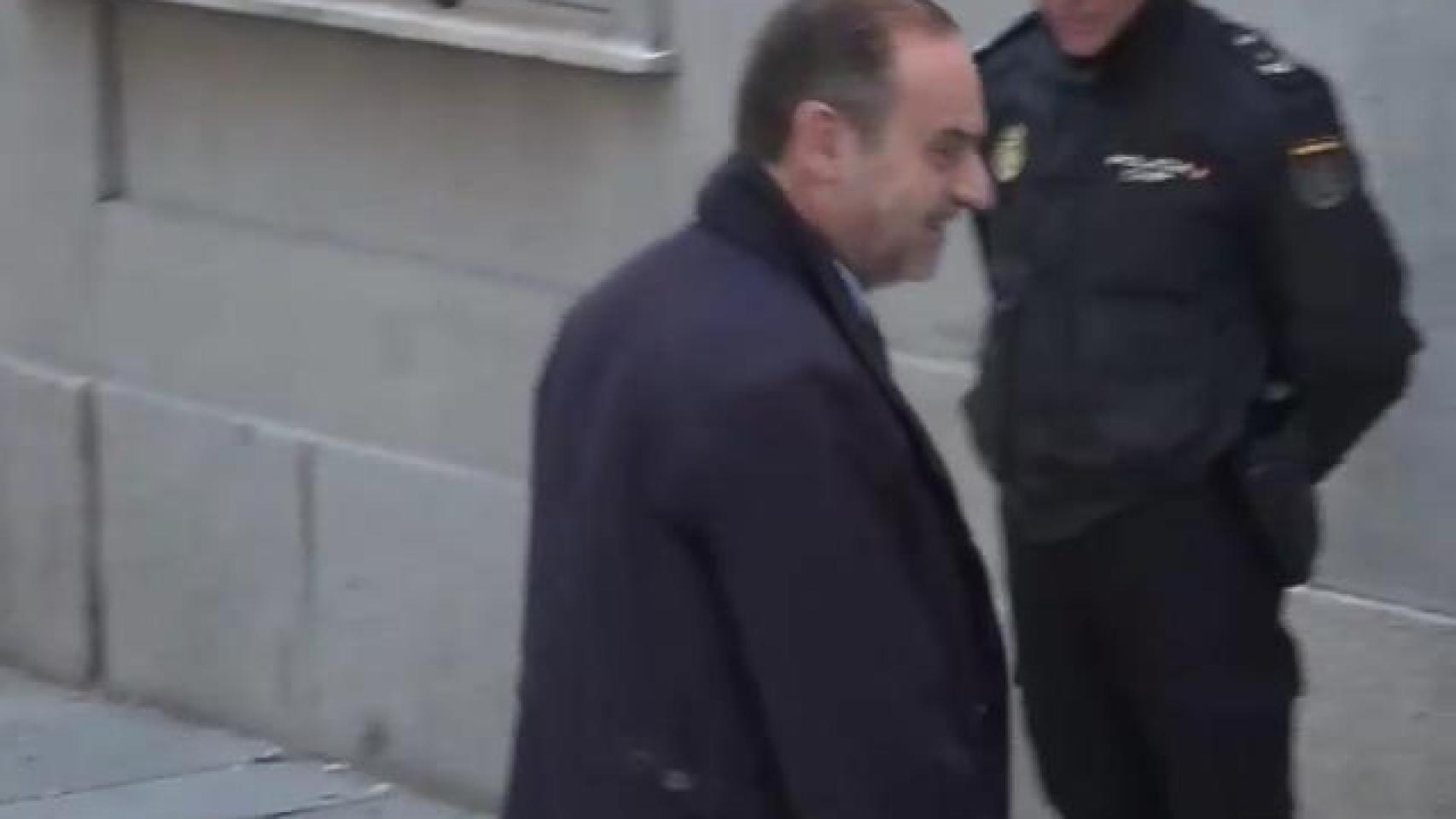 El Gobierno, conmocionado, no logra desmarcarse de Ábalos y Feijóo pide salir a la calle contra la corrupción de Sánchez