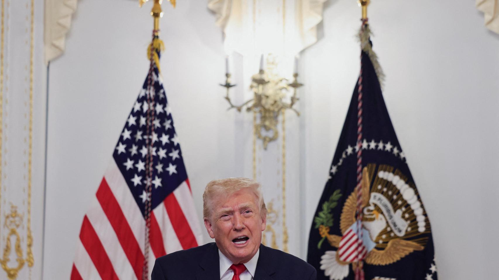 El presidente de Estados Unidos, Donald Trump, participa en una llamada con militares del Ejército de Estados Unidos.