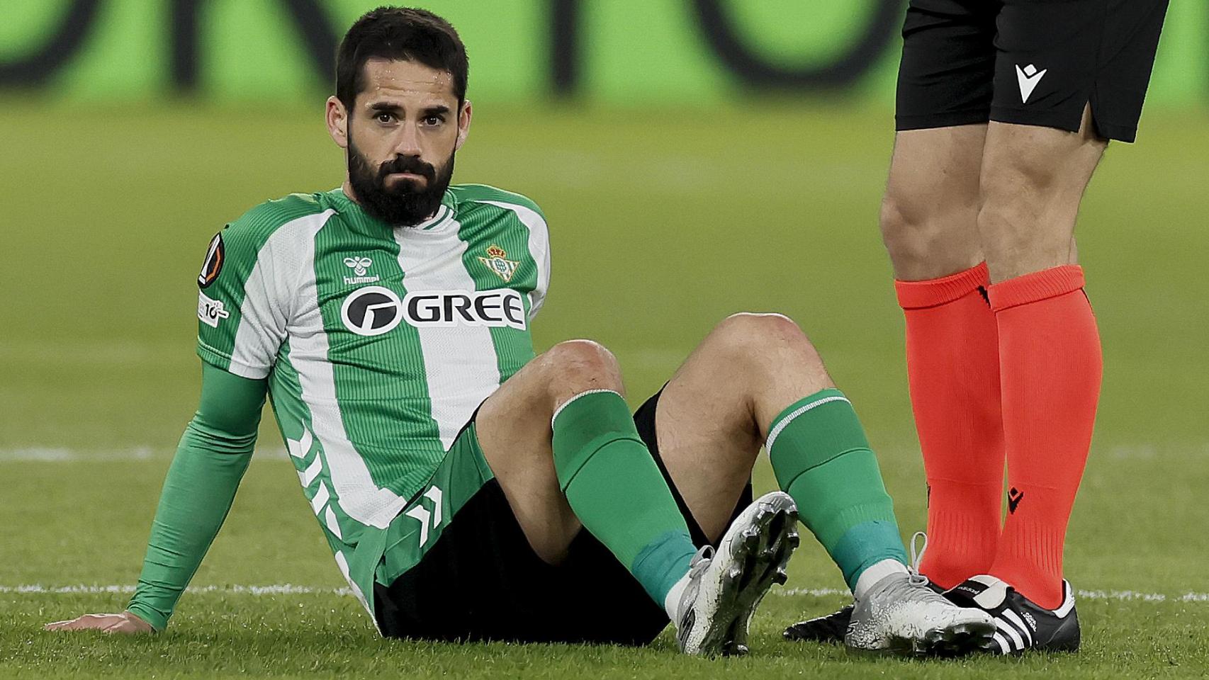 Isco, tendido en el terreno de juego de La Cartuja tras lesionarse ante el FC Utrecht.