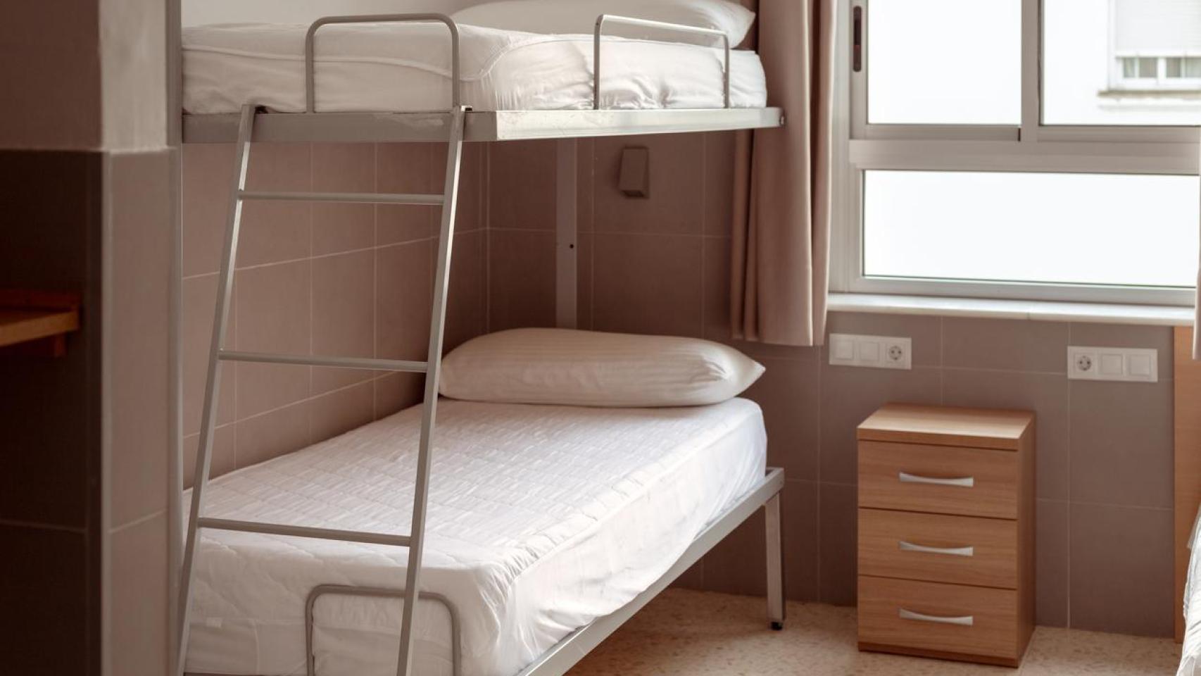 Habitación con una litera.