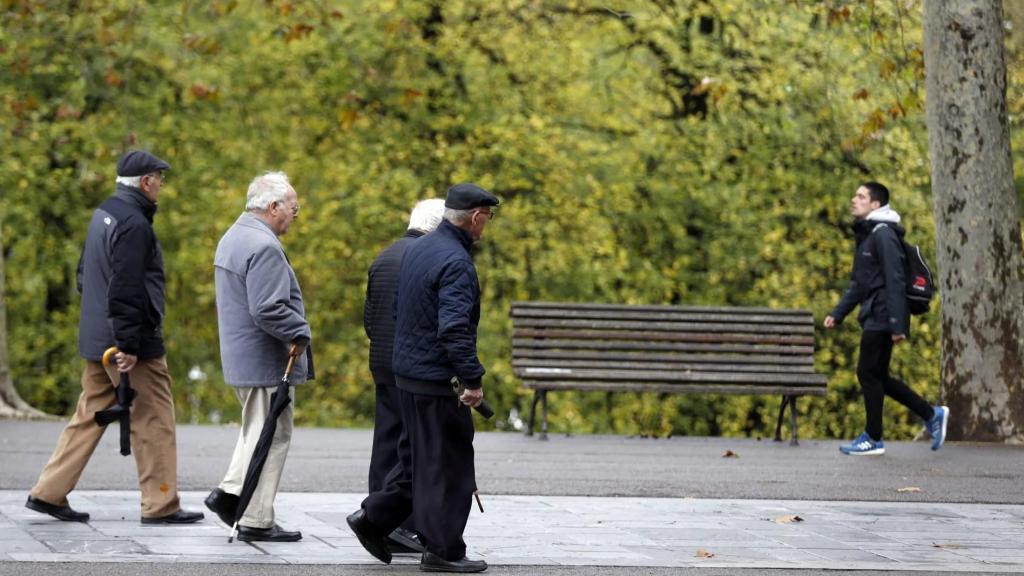 Pensionistas y jubilados dan un paseo, en una imagen de archivo.