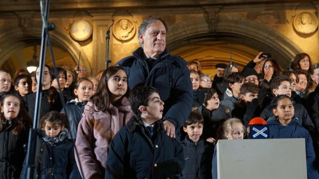 El alcalde de Salamanca, Carlos García Carbayo, junto a Pedro y Lola