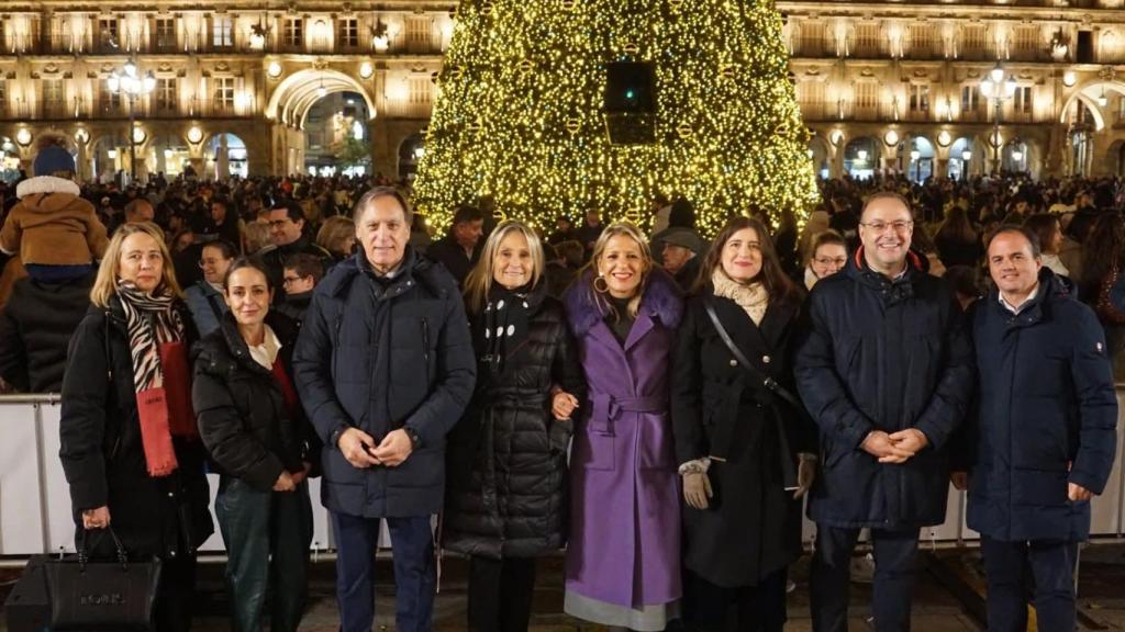 Coorporación municipal durante el encendido navideño de Salamanca