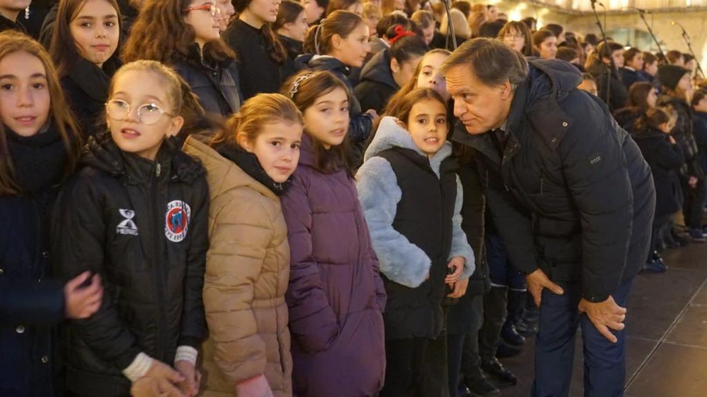 Carlos García Carbayo habla con niños durante el encendido navideño de Salamanca