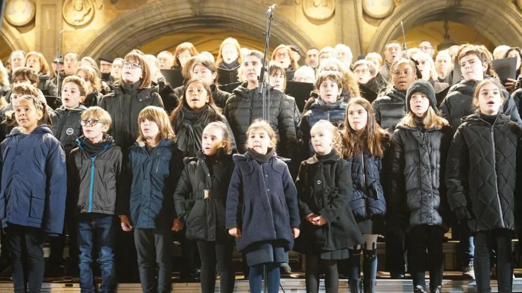Coralistas durante el encendido navideño de Salamanca