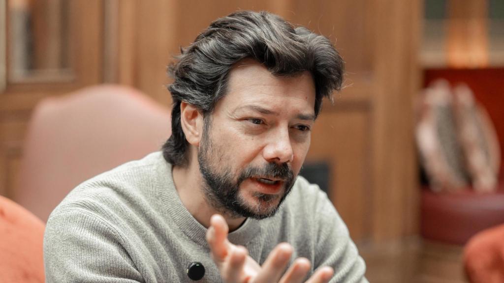 Álvaro Morte durante esta conversación en uno de los salones del Palace.