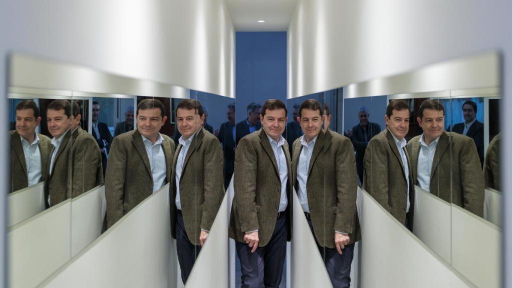 Alfonso Fernández Mañueco visitando la exposición de Yoko Ono en el Musac