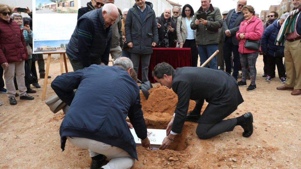 El regidor puso la primera piedra del centro de mayores de Buenavista el 19 de noviembre.