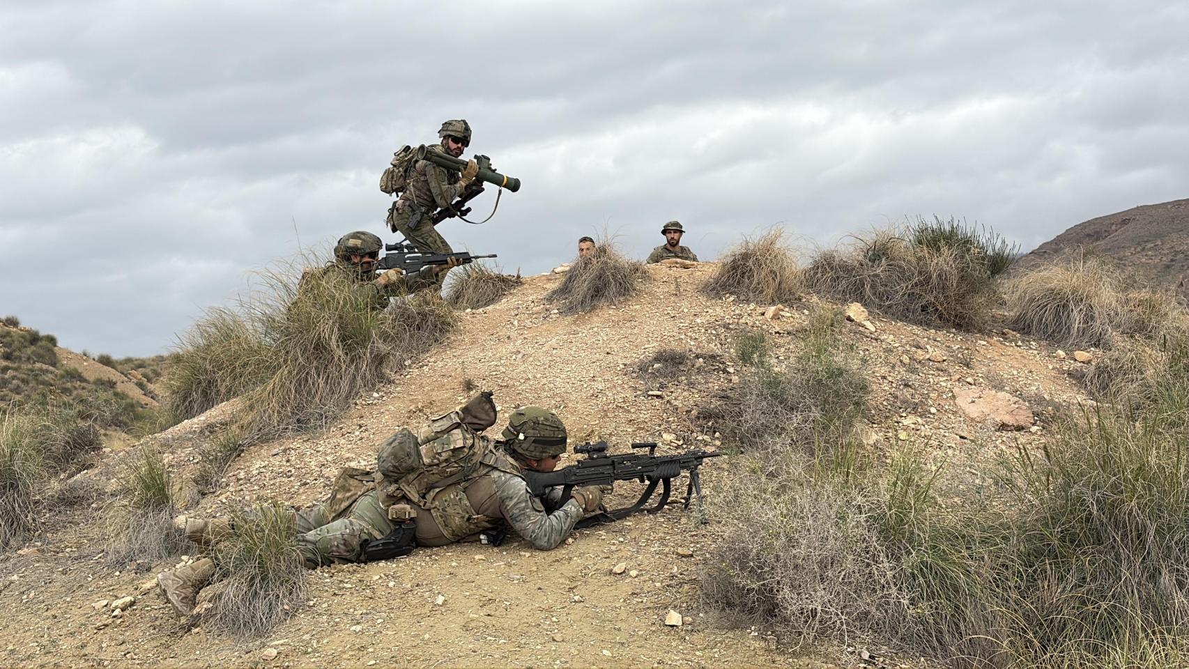Ejercicios de disparo en el campo de maniobras de la Base Álvarez de Sotomayor
