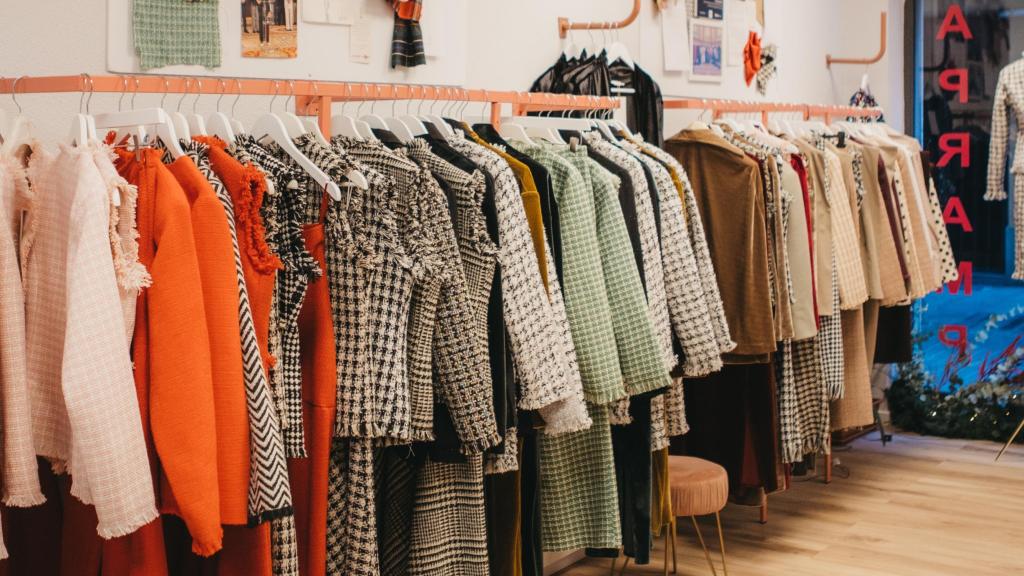 La Tienda Solidaria de APRAMP en su reinauguración con Coosy.