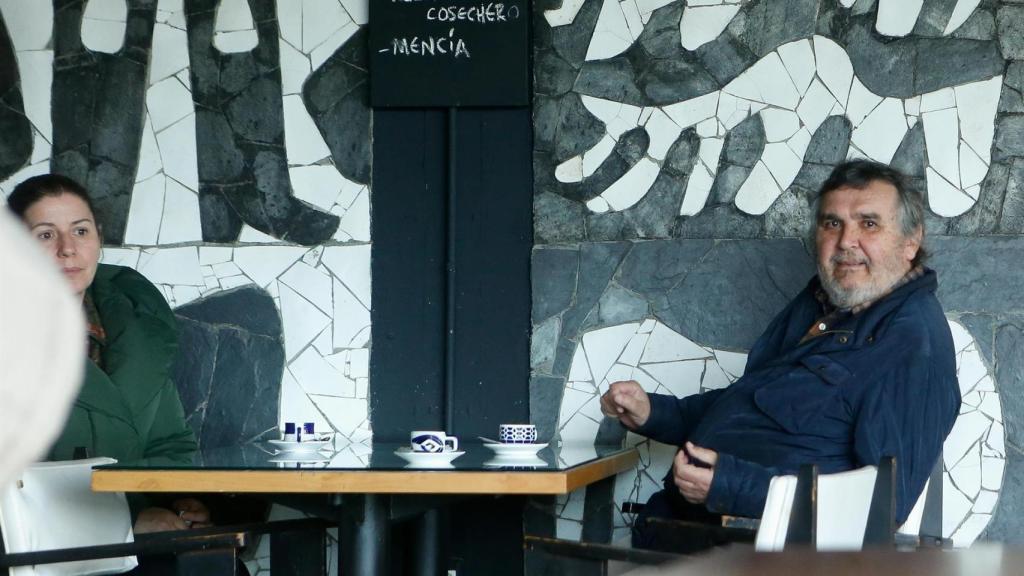 La alcaldesa de Cervo, Dolores García y el propietario de la factoría, Segismundo García, en la cafetería de la fábrica de cerámica de Sargadelos, a 3 de abril de 2025, en Cervo, Lugo, Galicia (España).