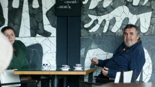La alcaldesa de Cervo, Dolores García y el propietario de la factoría, Segismundo García, en la cafetería de la fábrica de cerámica de Sargadelos, a 3 de abril de 2025, en Cervo, Lugo, Galicia (España).