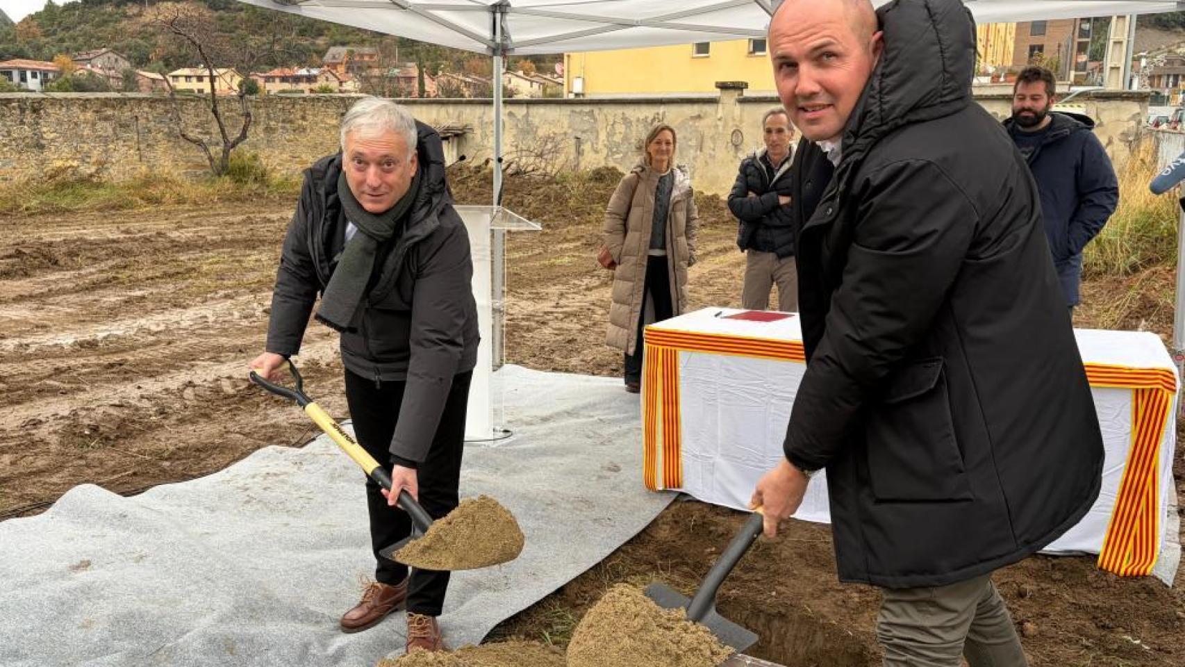 El consejero Octavio López y el alcalde de Boltaña, José María Giménez, colocando la primera piedra de las 15 viviendas para trabajadores del turismo.
