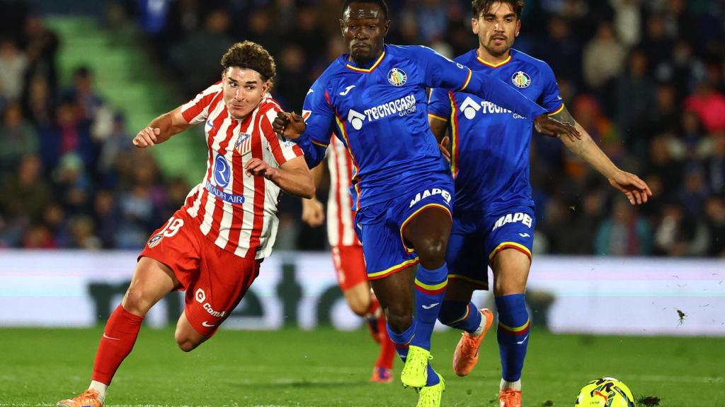 Julián Álvarez y Djené pugnan por un balón.