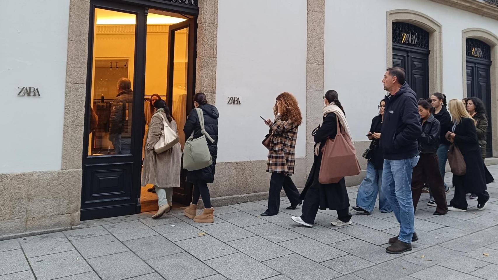 Clientes accediendo a la tienda de Zara esta mañana.