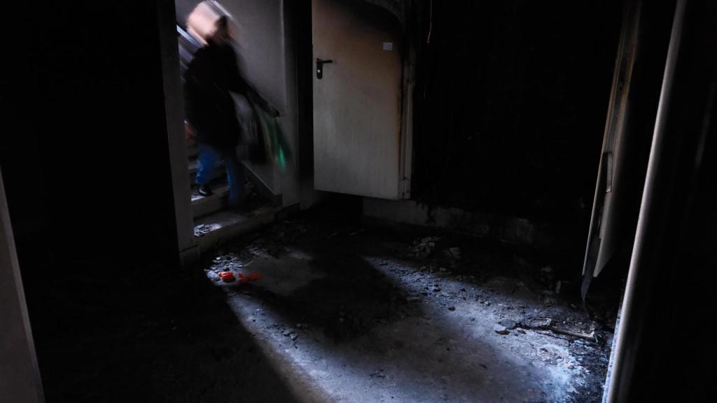 Un vecino accede a recoger pertenencias esta mañana al edificio incendiado.