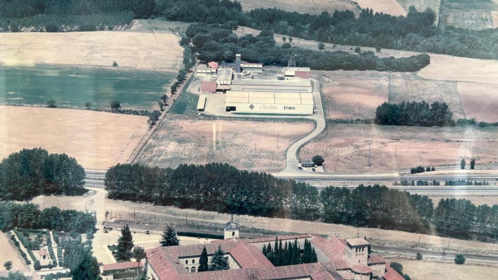 Fotografía aérea antigua donde se observa la distancia entre la fábrica de Trapa y el monasterio
