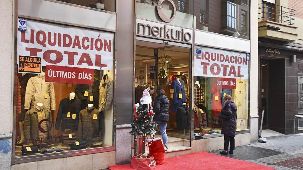 La tienda Merkurio en Mantería con los carteles de liquidación total
