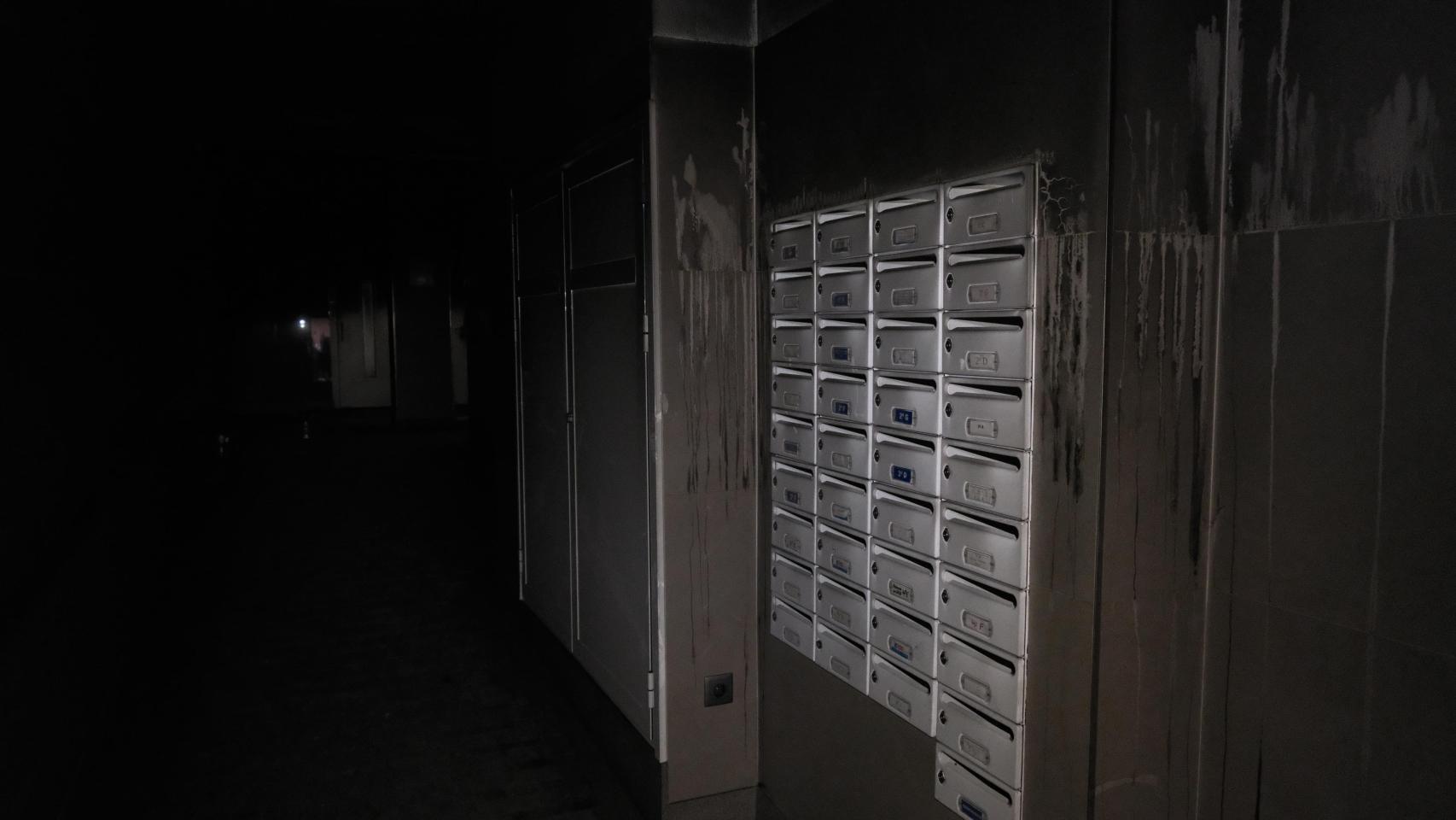 Portal del edificio donde ayer tuvo lugar el incendio.