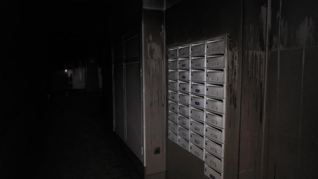 Portal del edificio donde ayer tuvo lugar el incendio.