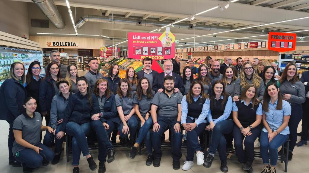 Jesús Toro, director de Operaciones de Lidl en Andalucía, en el centro junto al alcalde de Alhaurín de la Torre, Joaquín Villanova, y los profesionales de la nueva tienda.