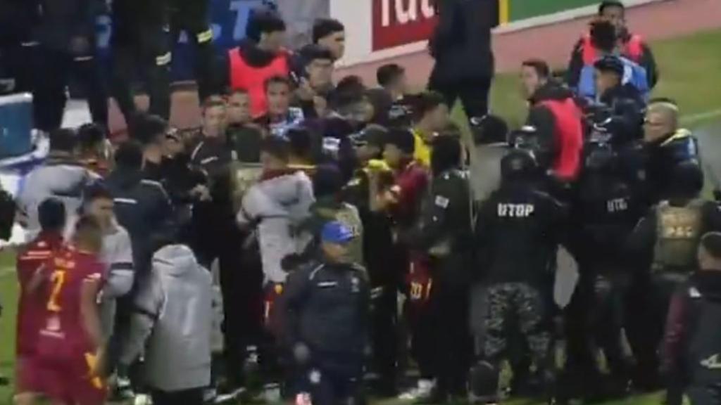 Batalla campal durante el partido que enfrentó al Real Oruro y Blooming.