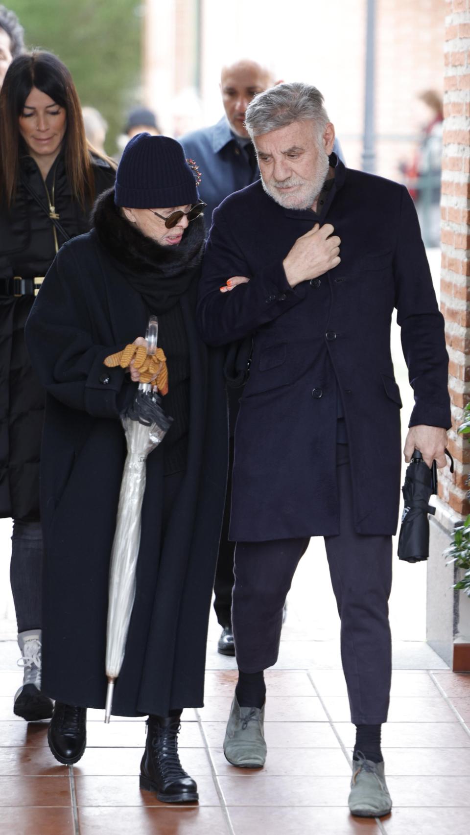 El arquitecto, totalmente destrozado en la despedida de su padre.