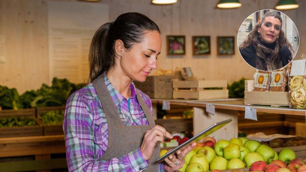Una frutera en su negocio.