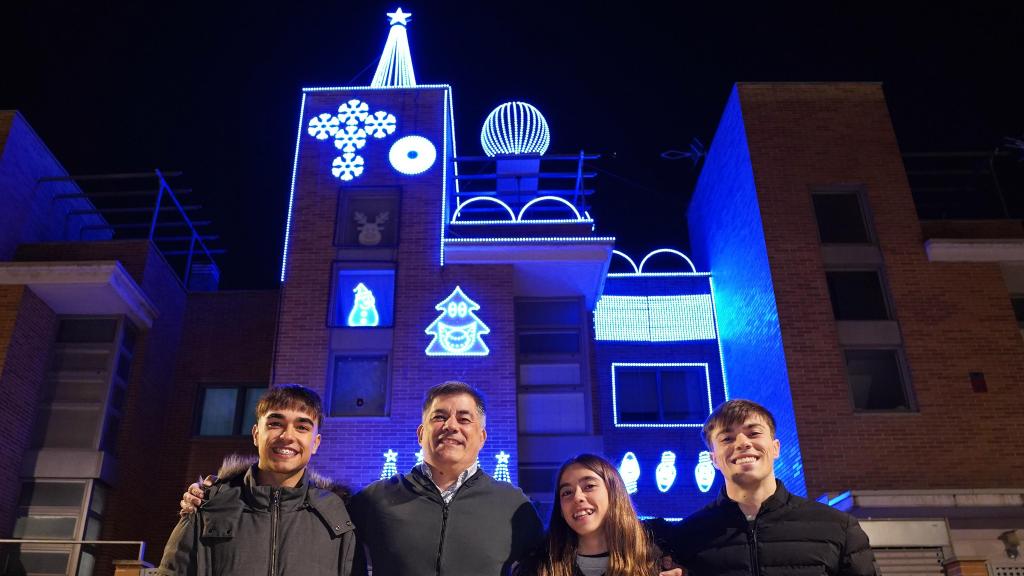 La familia Acebedo y la decoración navideña de su casa.