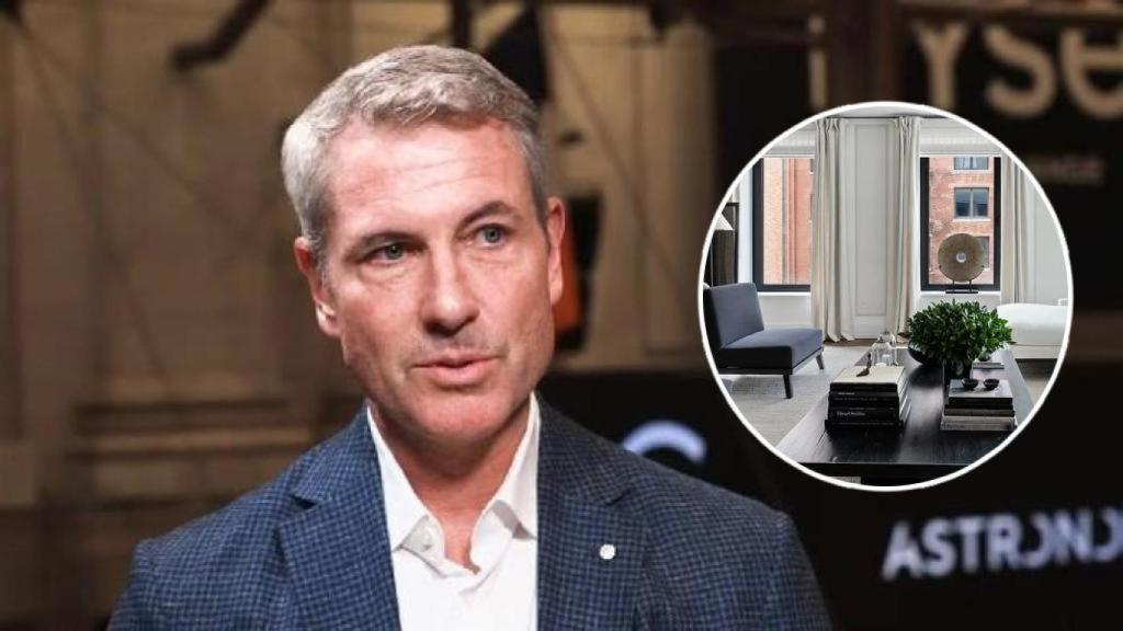 Andy Byron, junto a su casa de Nueva York en un montaje de EL ESPAÑOL.