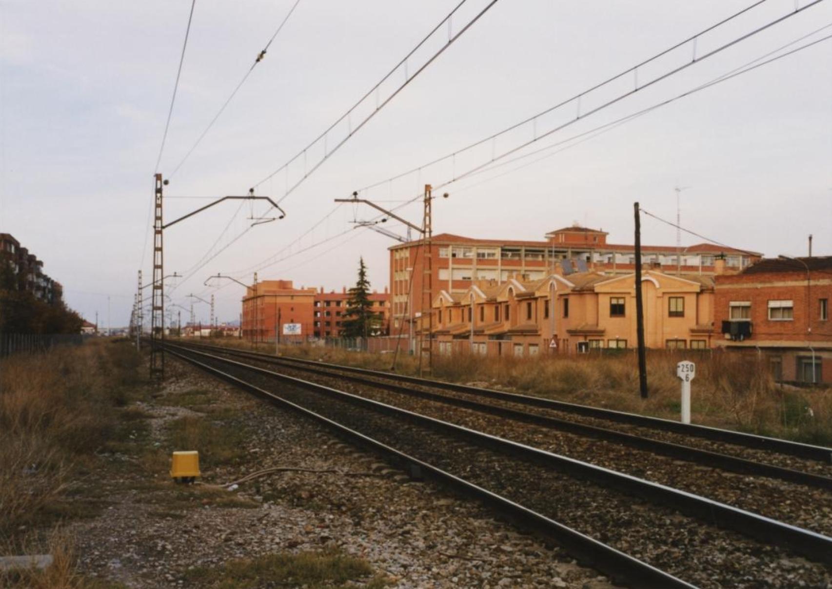 Vías del tren a su paso por el barrio de Pilarica en los años 2000