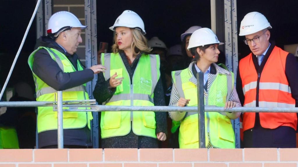 Pilar Alegría e Isabel Rodríguez, en la visita a unas obras de vivienda en Zaragoza