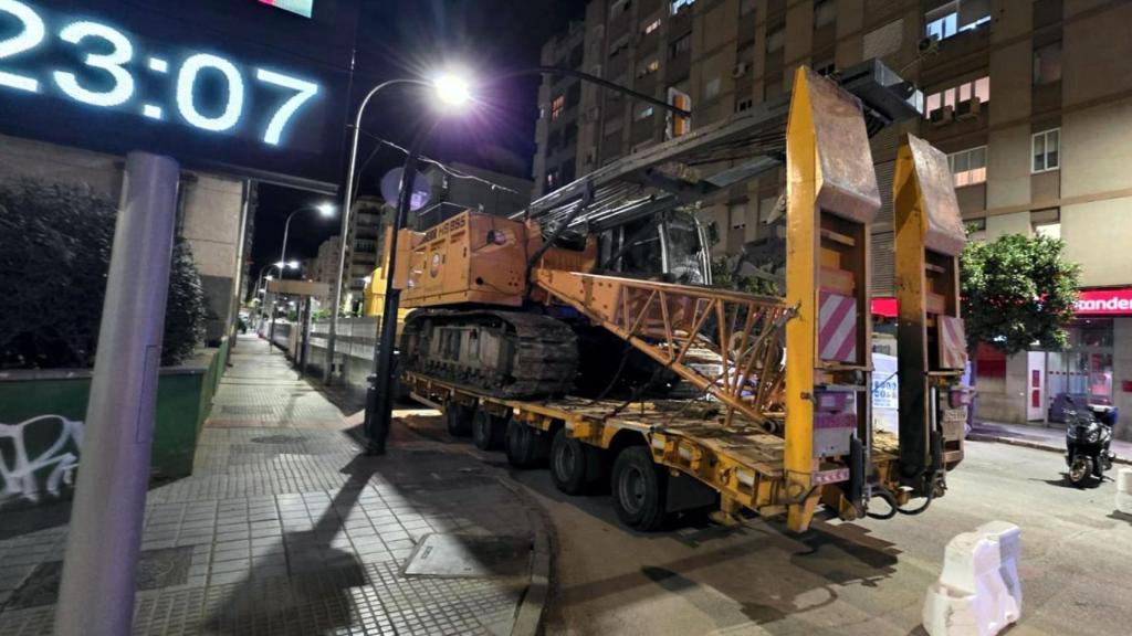 Llegada nocturna de la segunda pantalladora al tramo del Metro de Málaga en la calle Eugenio Gross.