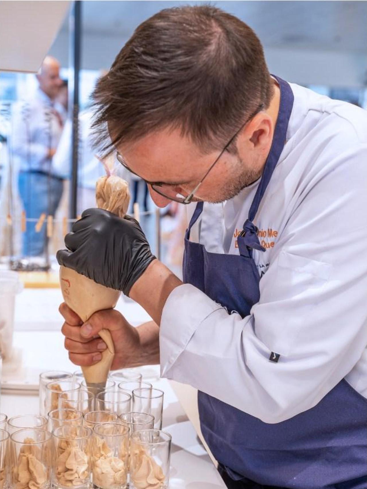 José Antonio rellenando unas albóndigas.
