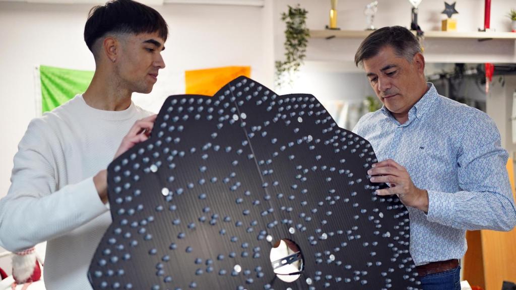 Javi y Juanjo trabajando en uno de los adornos navideños.