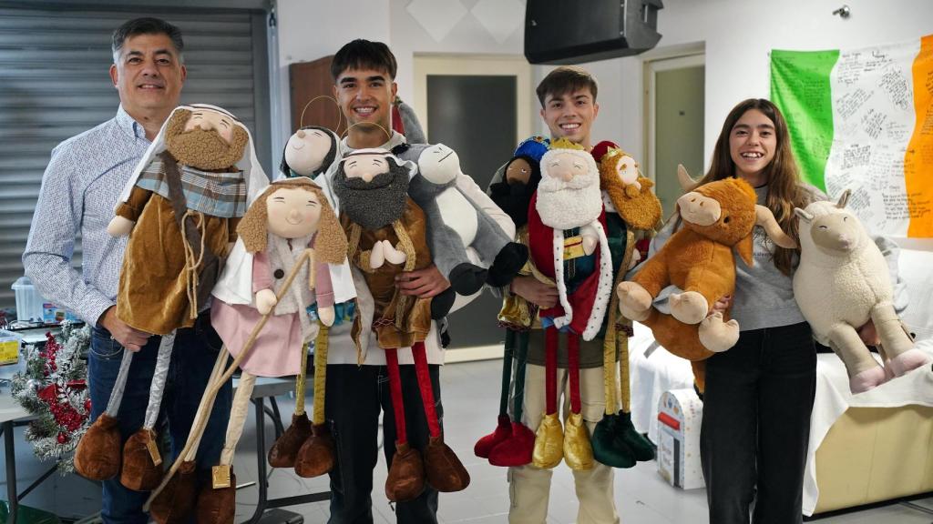 La familia Acebedo con parte de la decoración navideña.