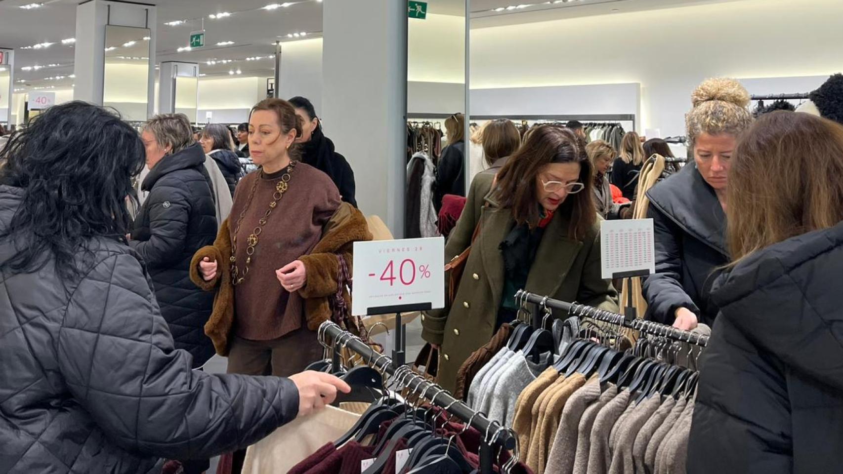 Afluencia en las tiendas del centro de Zaragoza por el Black Friday.