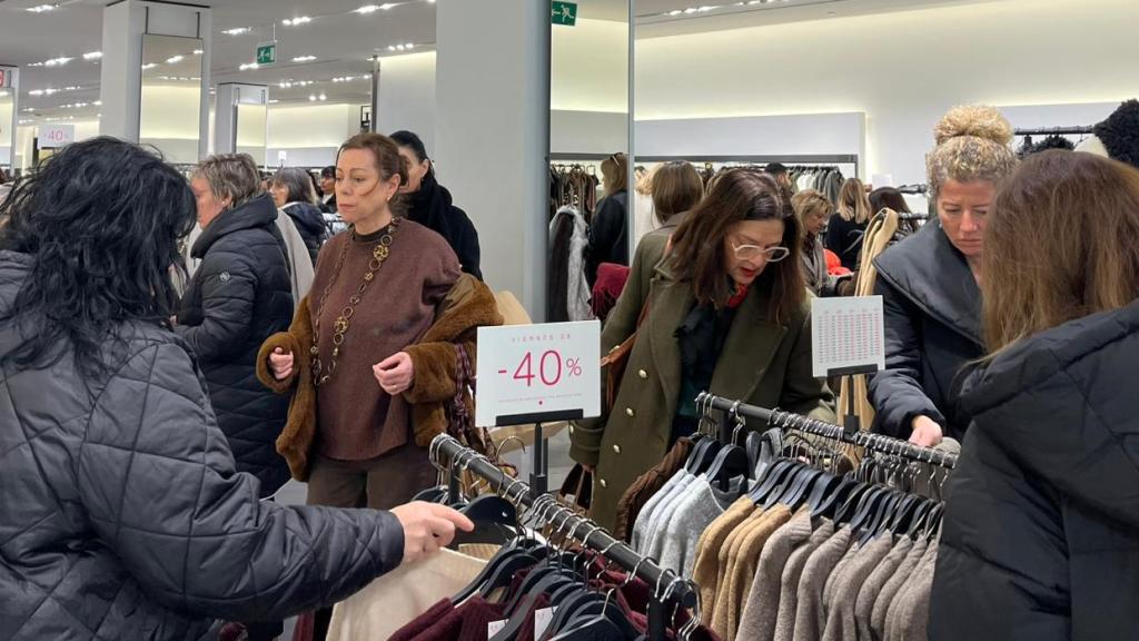 Afluencia en las tiendas del centro de Zaragoza por el Black Friday.