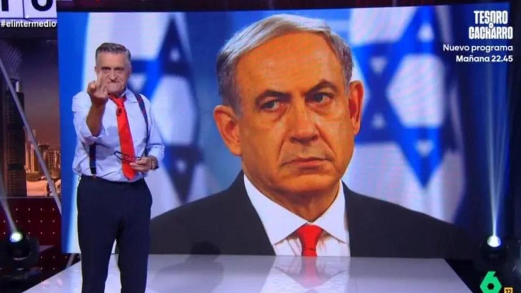 El Gran Wyoming dedicándole una peineta a Netanyahu.