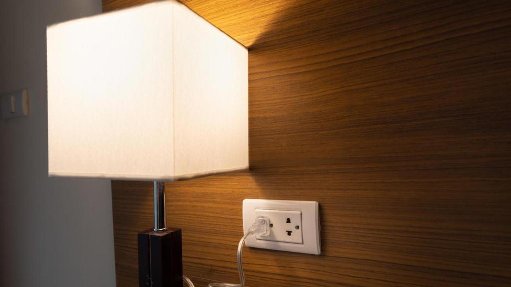 Una lámpara enchufada.
