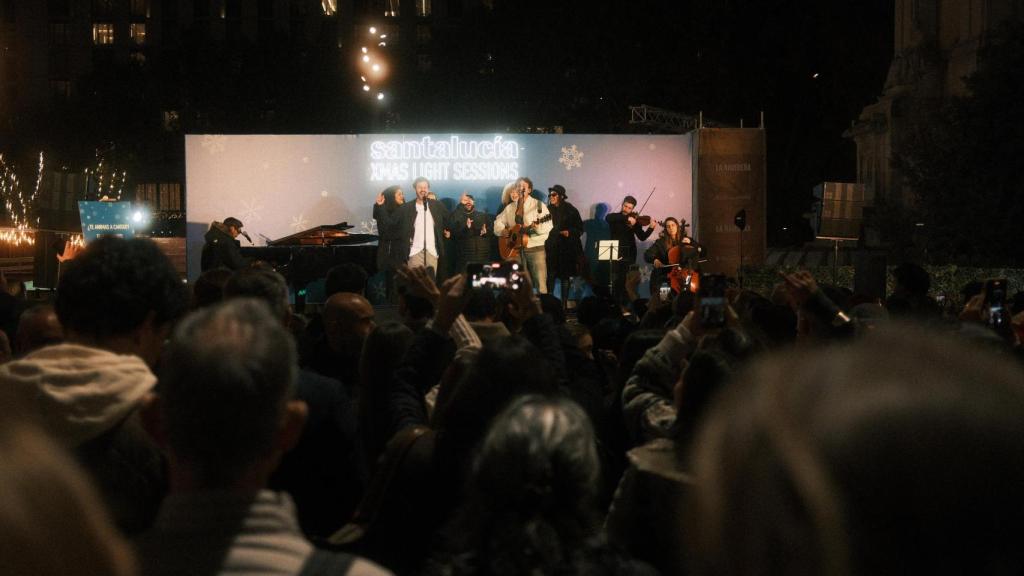 El dúo lleno de música una de las plazas más conocidas de la capital.