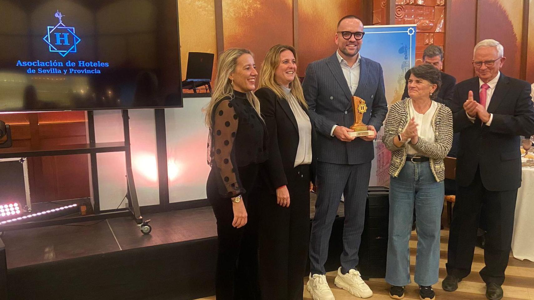 Entrega de premio de Embajador de Sevilla a Javier Esteban