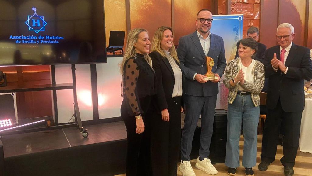 Entrega de premio de Embajador de Sevilla a Javier Esteban