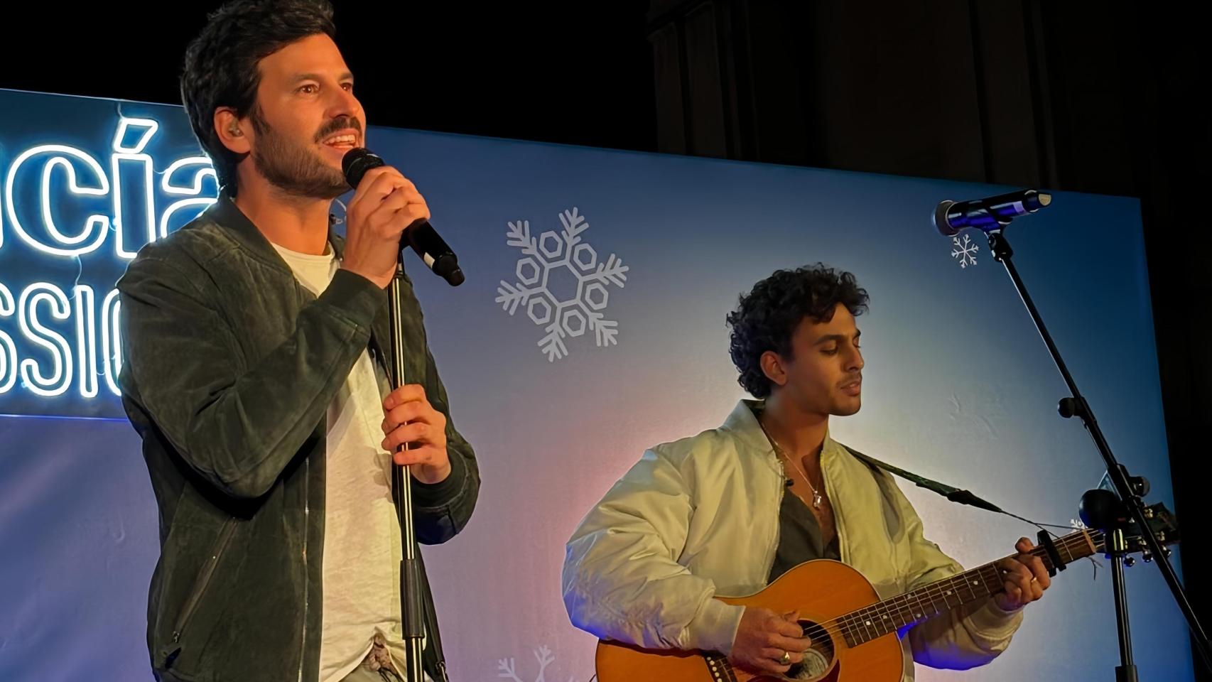 El grupo sorprendió inesperadamente a la multitud.