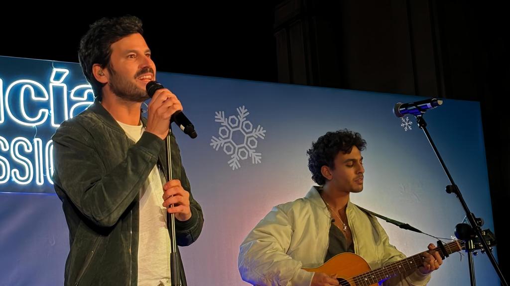 El grupo sorprendió inesperadamente a la multitud.