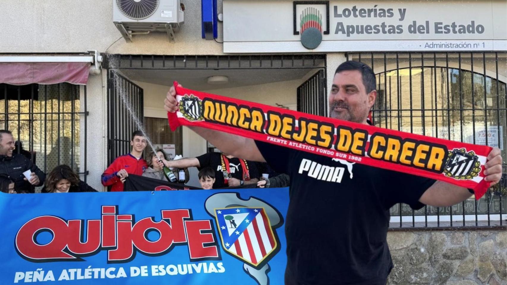 El presidente de la peña, Juan Francisco Vázquez, junto a la Administración de Loterías de Esquivias.