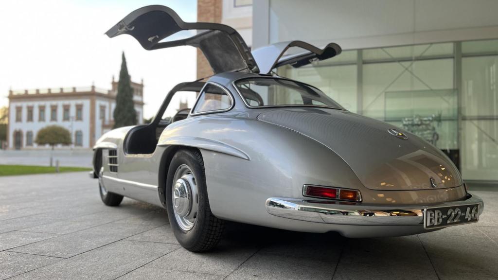Un Mercedes 300SL que se puede ver en el museo.