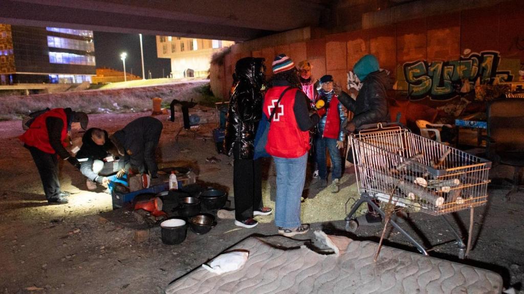 Los voluntarios de Cruz Roja la pasada noche del 26 de noviembre, en Zaragoza, con una persona sin hogar.