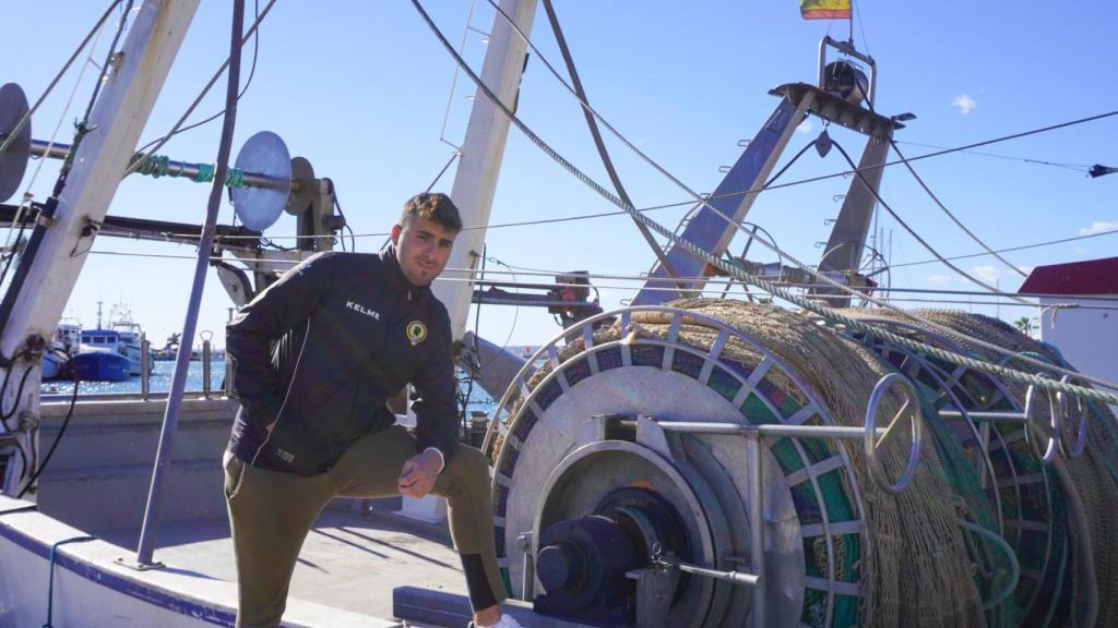 Diego en 'El Montgo', el barco que maneja desde hace dos años.