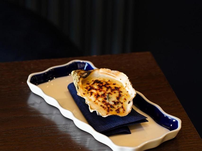 Una ostra gratinada con bechamel de Nor Oyster Bar.